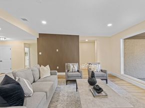 5530 Redstart Street, Houston TX 77096