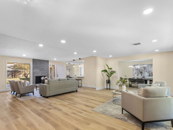 5530 Redstart Street, Houston TX 77096