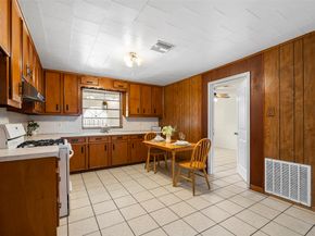 522 Hollyvale Drive, Houston TX 77060
