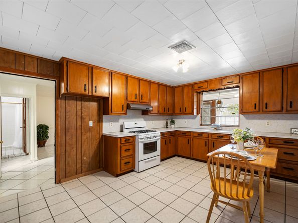 522 Hollyvale Drive, Houston TX 77060