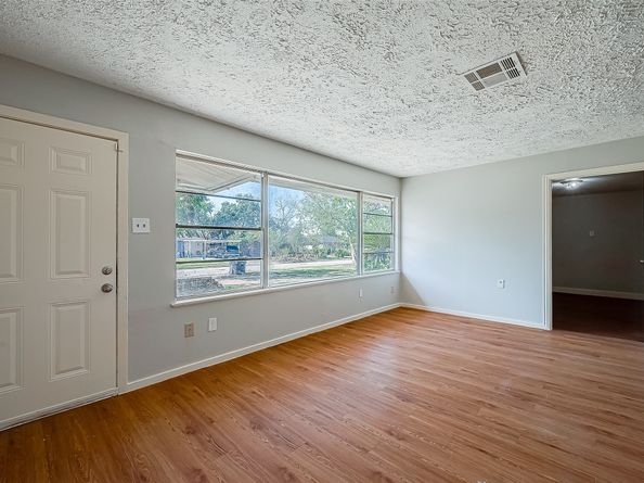 5963 Ridgeway Drive, Houston TX 77033