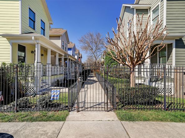 1047 W 16th Street, Houston TX 77008