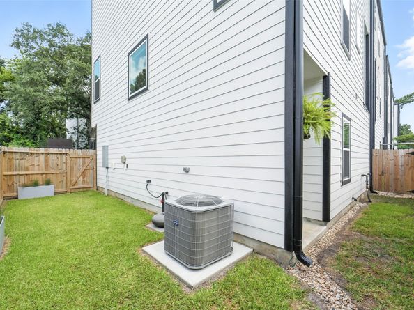 819 Woodcrest Drive, Houston TX 77018