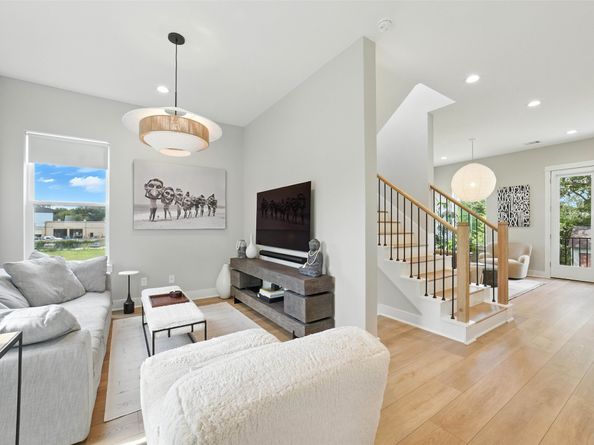 819 Woodcrest Drive, Houston TX 77018