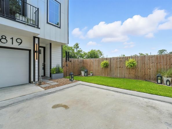 819 Woodcrest Drive, Houston TX 77018