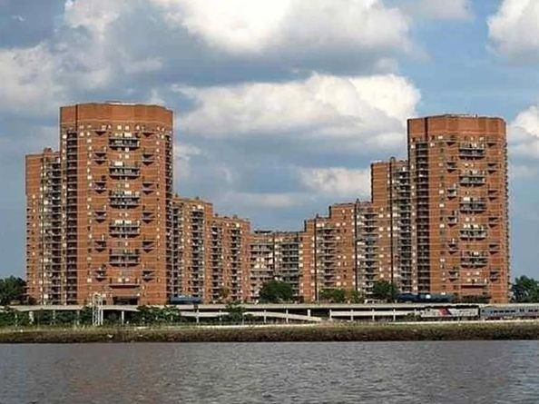 2138 Harmon Cove Tower, Secaucus NJ 07094