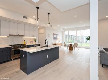 425 3rd St