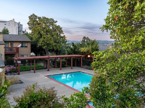 20111 W RIDGE Ct 12, Castro Valley CA 94546