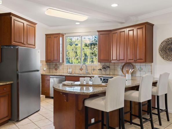 5668 Buena Vista Ave, Oakland CA 94618