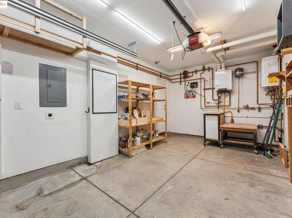986 43rd Street, Oakland CA 94608
