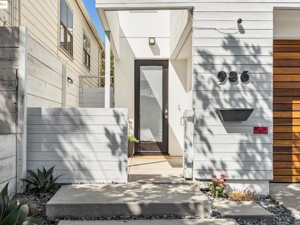 986 43rd Street, Oakland CA 94608