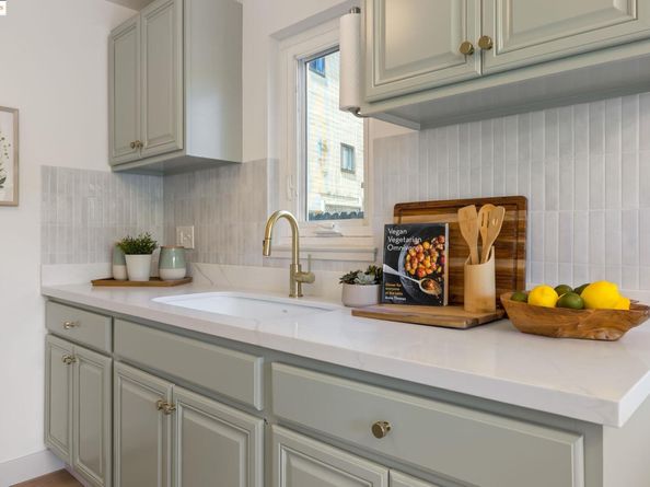 3877 Howe St 206, Oakland CA 94611