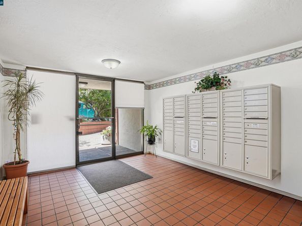 250 Whitmore St 106, Oakland CA 94611