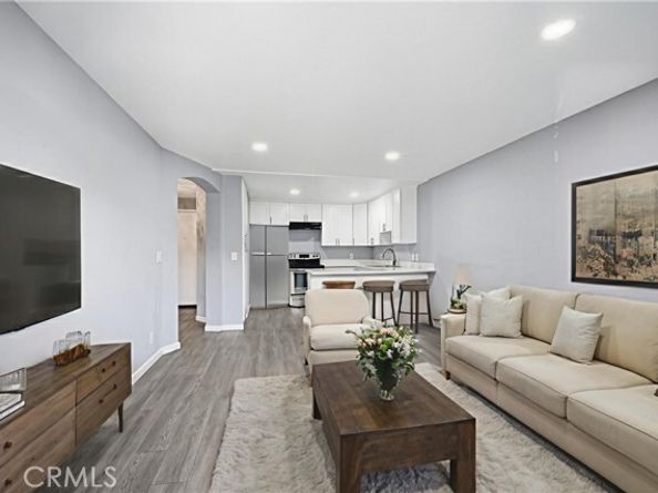 6815 Remmet 215, Canoga Park (los Angeles) CA 91303