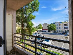 6815 Remmet 215, Canoga Park (los Angeles) CA 91303