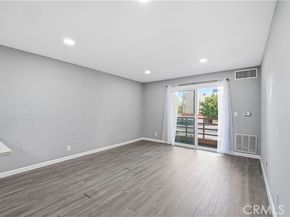 6815 Remmet 215, Canoga Park (los Angeles) CA 91303