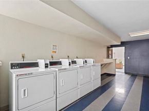 5500 Owensmouth Avenue 311, Woodland Hills (los Angeles) CA 91367