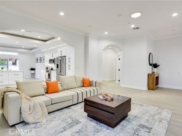 22237 Buena Ventura Street, Woodland Hills (los Angeles) CA 91364
