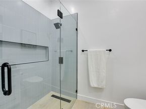 22237 Buena Ventura Street, Woodland Hills (los Angeles) CA 91364