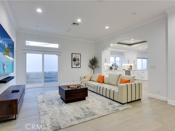22237 Buena Ventura Street, Woodland Hills (los Angeles) CA 91364