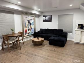 22237 Buena Ventura Street, Woodland Hills (los Angeles) CA 91364