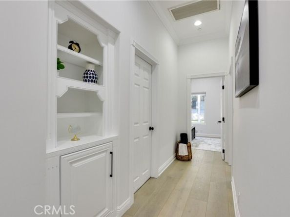 22237 Buena Ventura Street, Woodland Hills (los Angeles) CA 91364