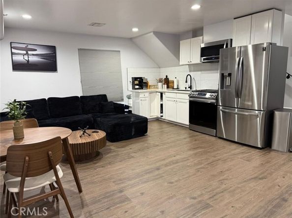 22237 Buena Ventura Street, Woodland Hills (los Angeles) CA 91364