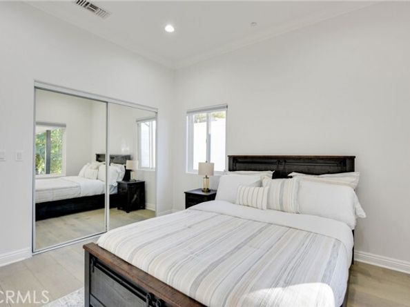 22237 Buena Ventura Street, Woodland Hills (los Angeles) CA 91364
