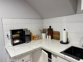 22237 Buena Ventura Street, Woodland Hills (los Angeles) CA 91364
