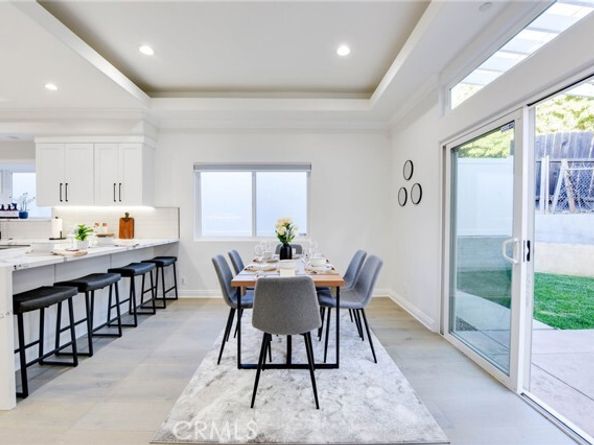 22237 Buena Ventura Street, Woodland Hills (los Angeles) CA 91364