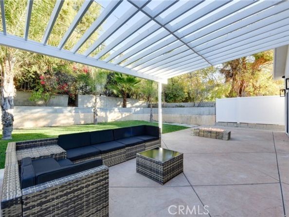 22237 Buena Ventura Street, Woodland Hills (los Angeles) CA 91364