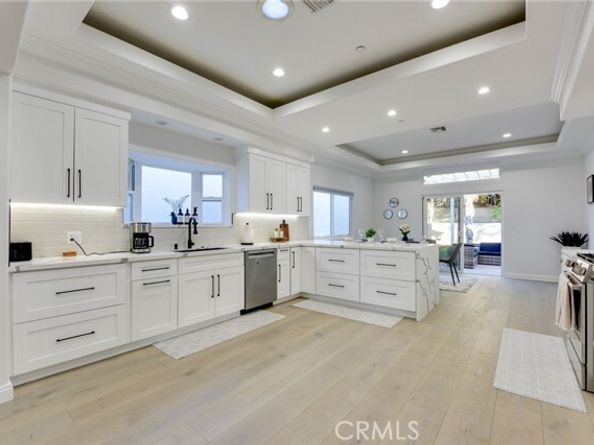 22237 Buena Ventura Street, Woodland Hills (los Angeles) CA 91364