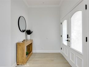22237 Buena Ventura Street, Woodland Hills (los Angeles) CA 91364