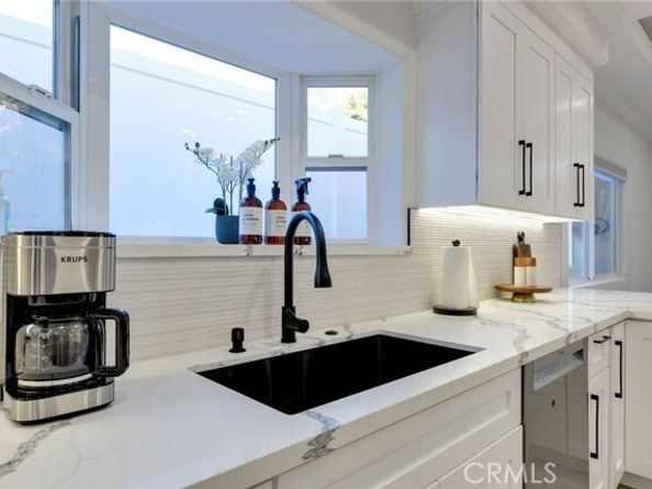 22237 Buena Ventura Street, Woodland Hills (los Angeles) CA 91364