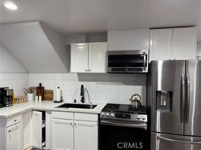 22237 Buena Ventura Street, Woodland Hills (los Angeles) CA 91364