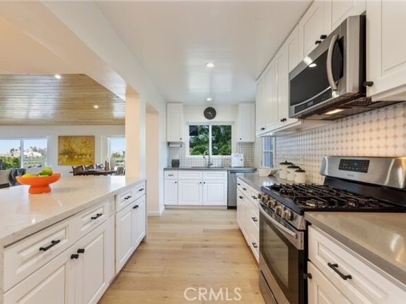 22253 Del Valle Street, Woodland Hills (los Angeles) CA 91364