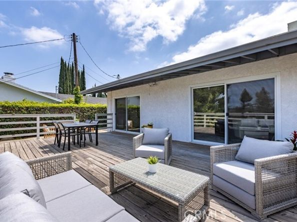 22253 Del Valle Street, Woodland Hills (los Angeles) CA 91364
