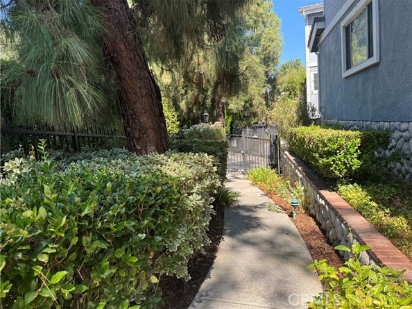 23163 Mulholland Drive, Woodland Hills (los Angeles) CA 91364