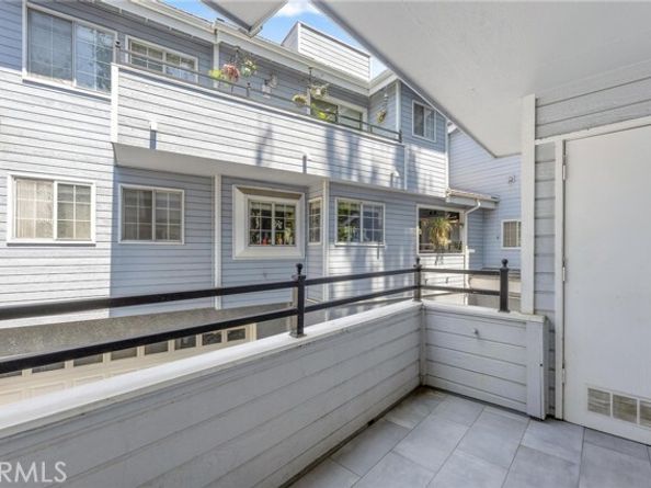 23163 Mulholland Drive, Woodland Hills (los Angeles) CA 91364