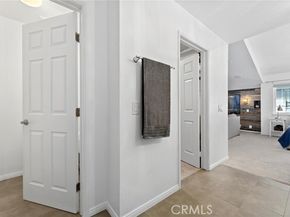 23163 Mulholland Drive, Woodland Hills (los Angeles) CA 91364