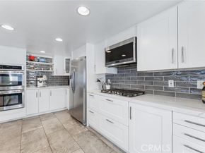 23163 Mulholland Drive, Woodland Hills (los Angeles) CA 91364