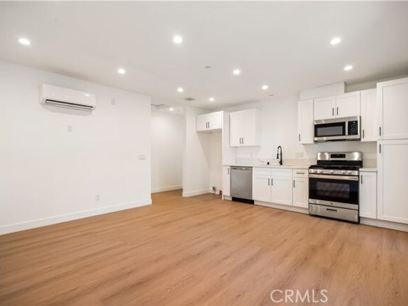 6935 Jellico Avenue, Los Angeles CA 91406