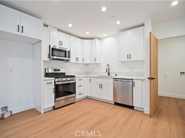 6935 Jellico Avenue, Los Angeles CA 91406