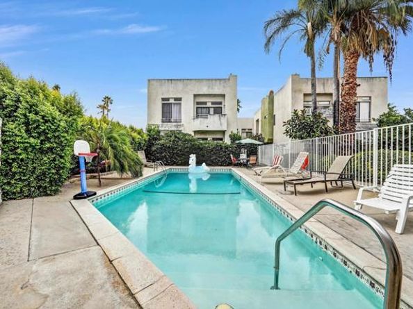 20920 COMMUNITY Street 7, Canoga Park (los Angeles) CA 91304