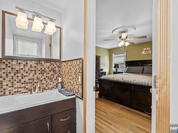17 Acorn Road, Secaucus NJ 07094