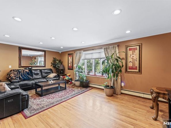 17 Acorn Road, Secaucus NJ 07094