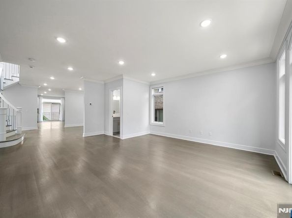 37 Winterburn Place, Edgewater NJ 07020