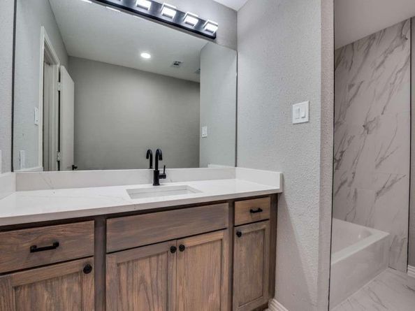 1044  Peach Lane , DeSoto Texas 75115