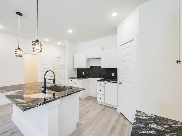2404  Garden Drive , Dallas Texas 75215