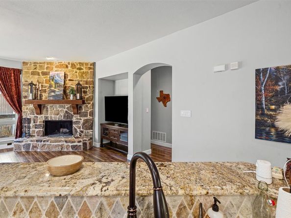 1808  Lakes Edge Boulevard , Mansfield Texas 76063